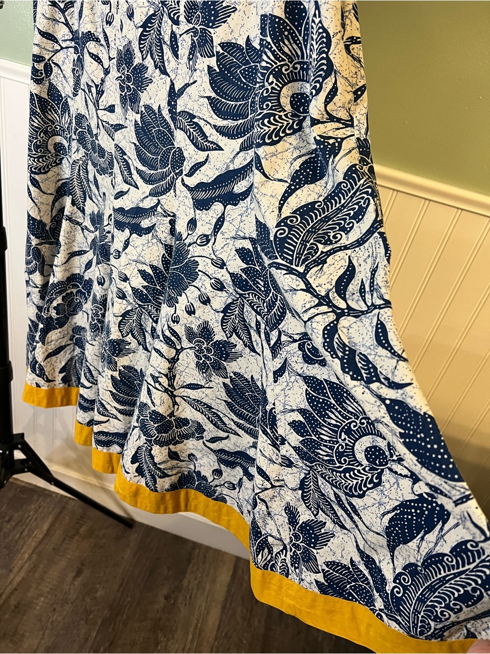 Old Navy. Navy Floral A-Line Midi Skirt with Yellow Hem. Size 6 - Picture 3 of 6